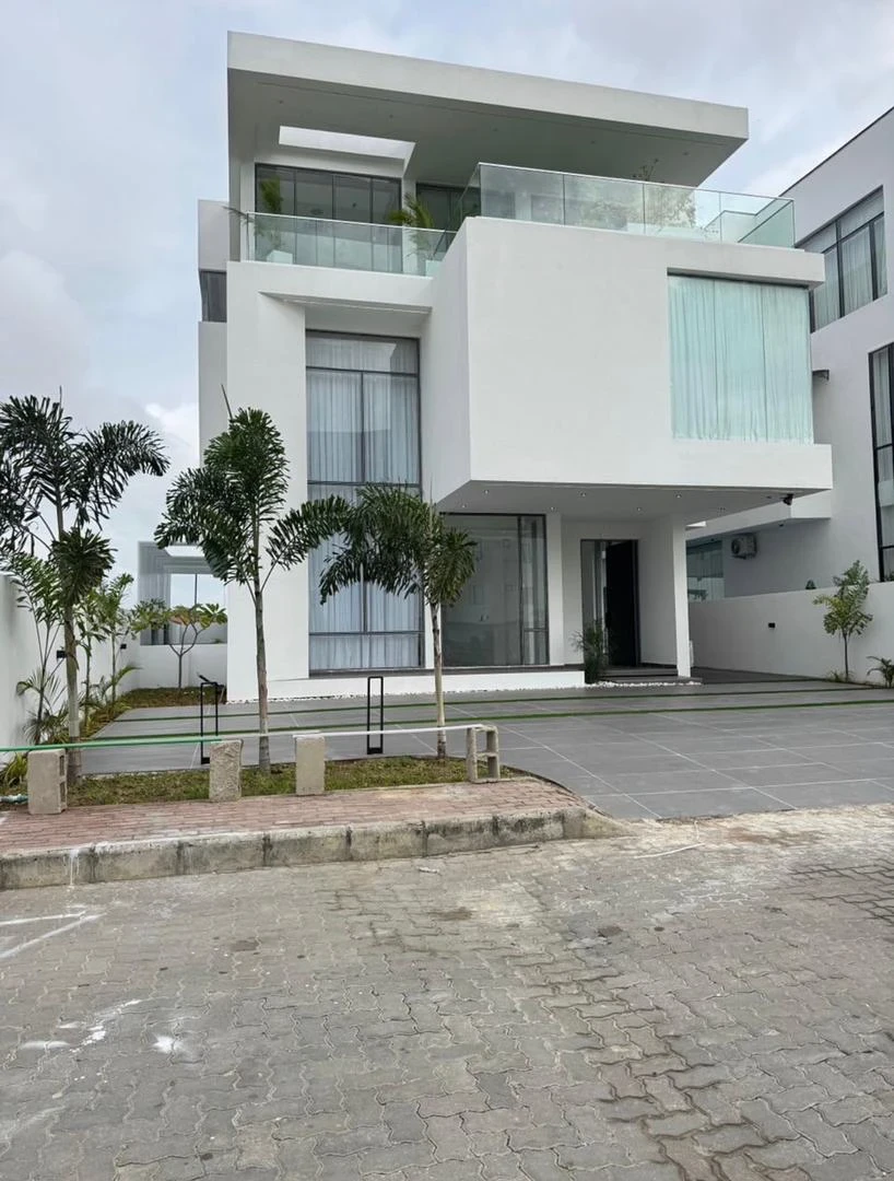 MAGNIFICENT 5 BEDS DETACHED DUPLEX